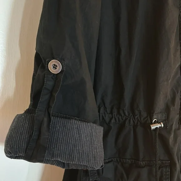 Levi Strauss black Wind/ rain coat longer hem on back. Draw strings also. EUC. - Picture 8 of 13